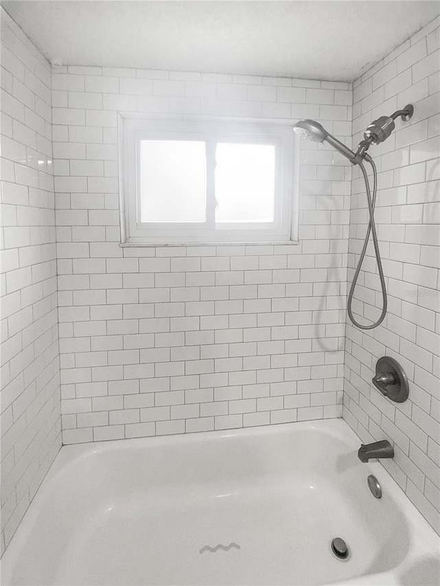 bathroom with tiled shower / bath