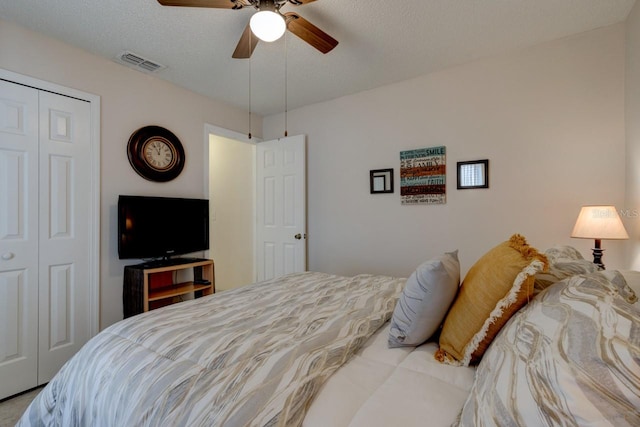 bedroom featuring ceiling fan, a textured ceiling, and a closet