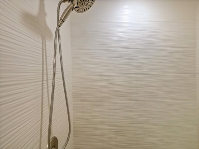 details featuring tiled shower