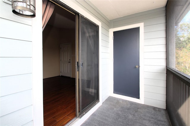 property entrance featuring a balcony