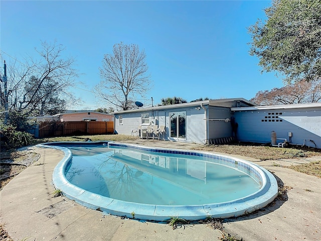 view of swimming pool