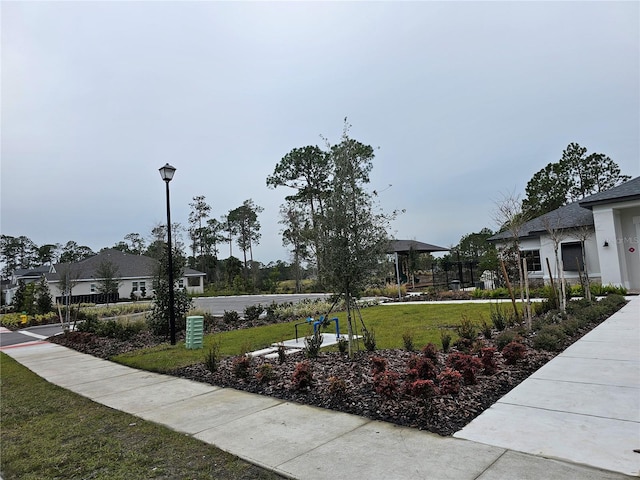 view of property's community featuring a lawn