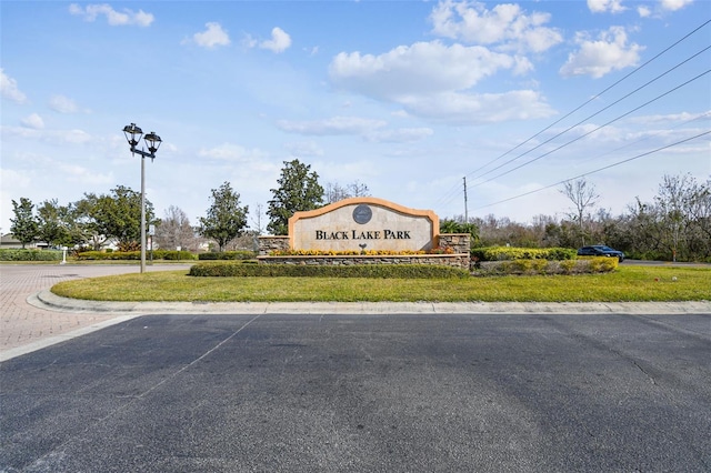 community sign featuring a yard