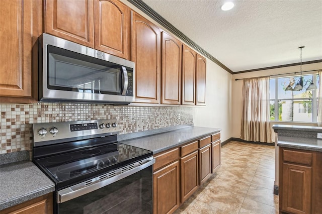 kitchen with crown molding, stainless steel appliances, decorative backsplash, and a textured ceiling