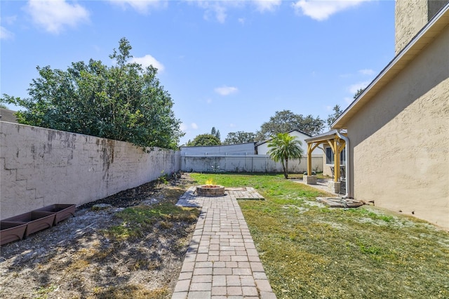 view of yard featuring an outdoor fire pit