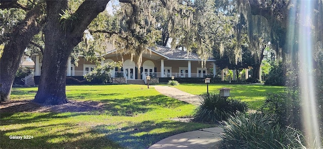 view of front of house featuring a front yard