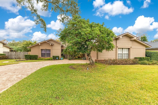 view of front of house featuring a front yard