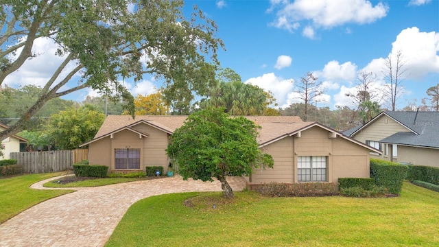 view of front of house featuring a front lawn