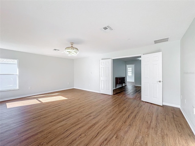 empty room featuring dark hardwood / wood-style floors and ceiling fan