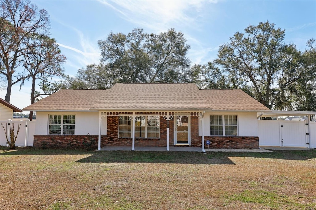 ranch-style home featuring a front lawn