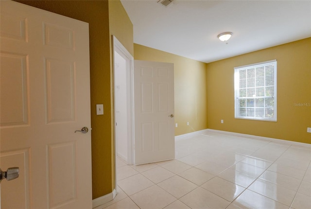 empty room featuring light tile patterned floors