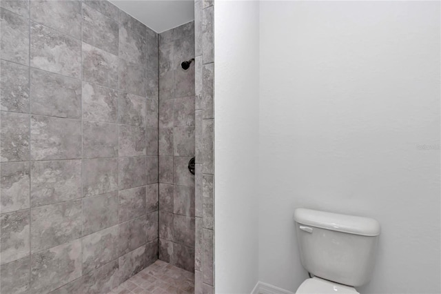 bathroom with toilet and tiled shower