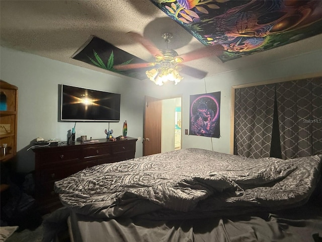 bedroom featuring ceiling fan and a textured ceiling