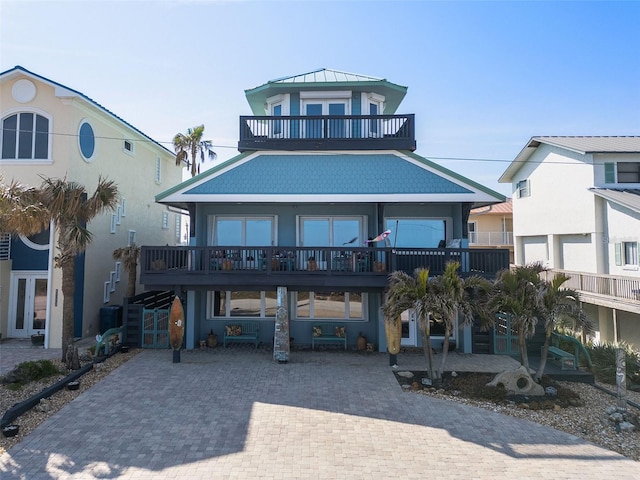 view of front facade featuring a balcony