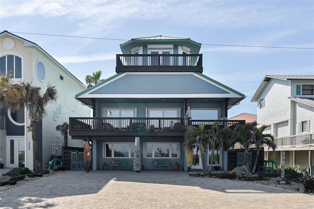 view of front of property featuring a balcony