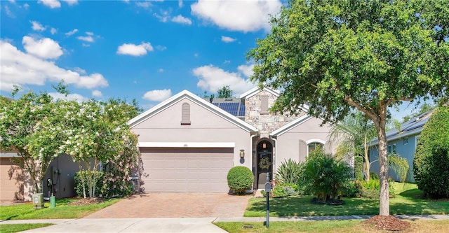 view of front facade featuring a garage and a front yard