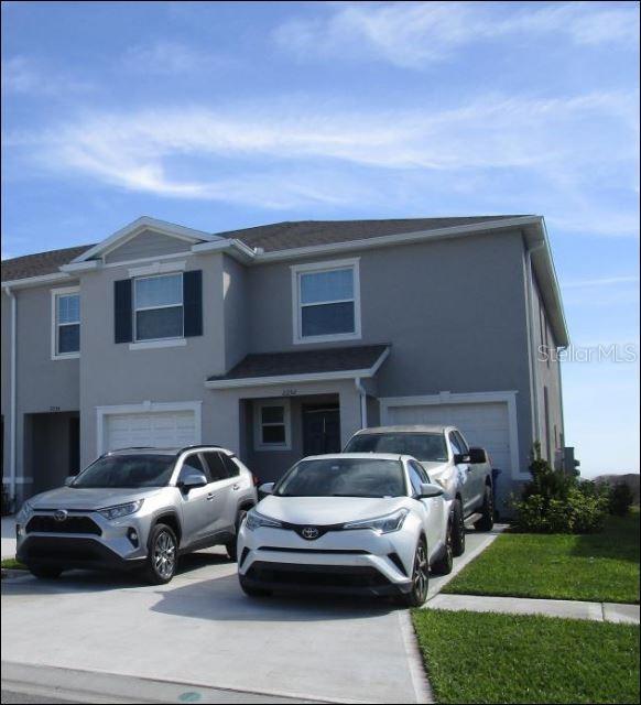 view of front of house featuring a garage and a front yard