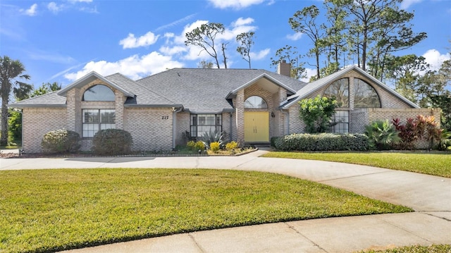 view of front of property featuring a front lawn