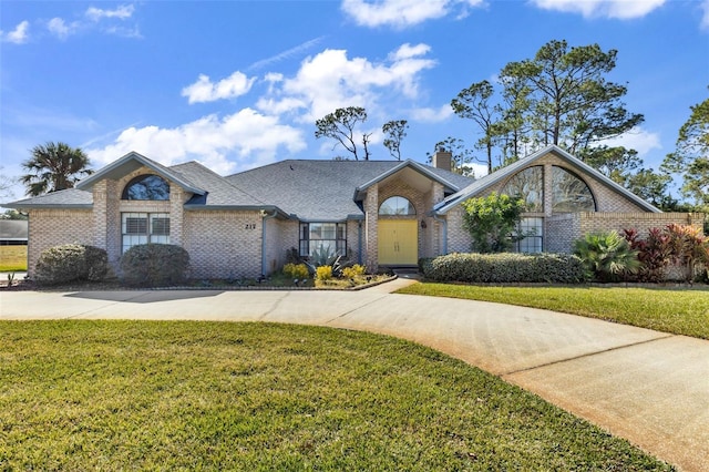 view of front of property featuring a front lawn