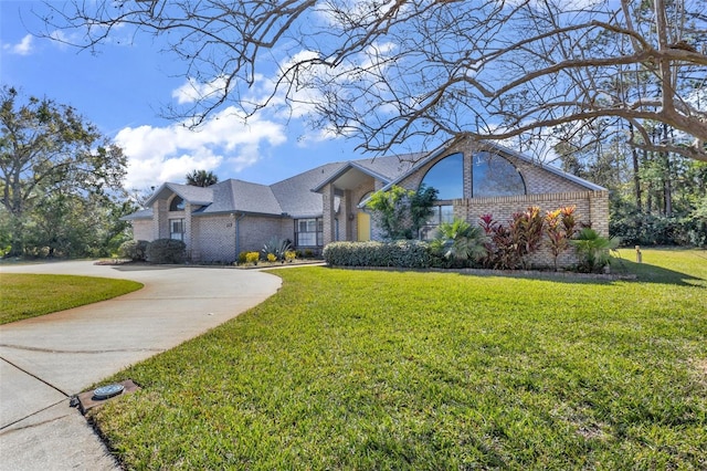 view of front of home featuring a front yard