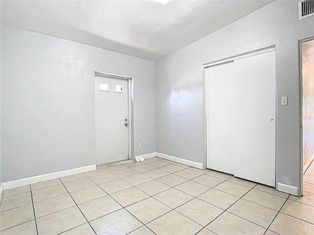 unfurnished room with light tile patterned floors