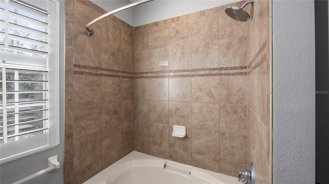 bathroom with tiled shower / bath