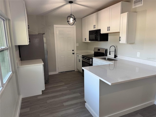 kitchen with sink, white cabinetry, appliances with stainless steel finishes, kitchen peninsula, and pendant lighting