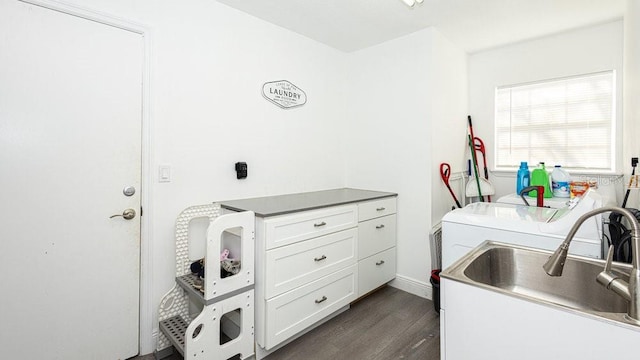 laundry area with sink, washer / dryer, and dark wood-type flooring