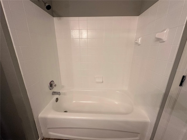 bathroom with tub / shower combination