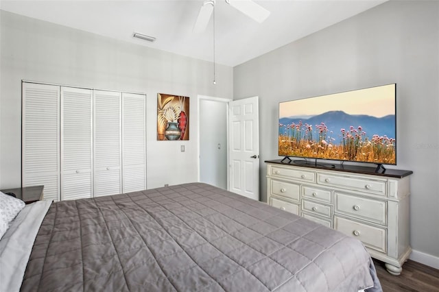 unfurnished bedroom with dark hardwood / wood-style floors, ceiling fan, and a closet