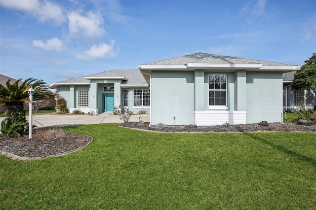 view of front facade featuring a front lawn