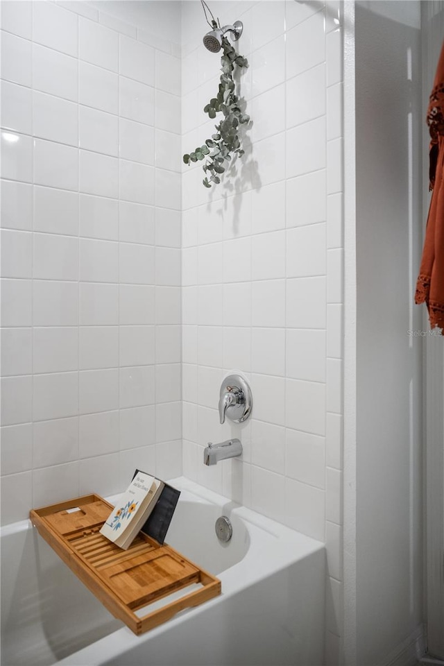 bathroom with tiled shower / bath combo