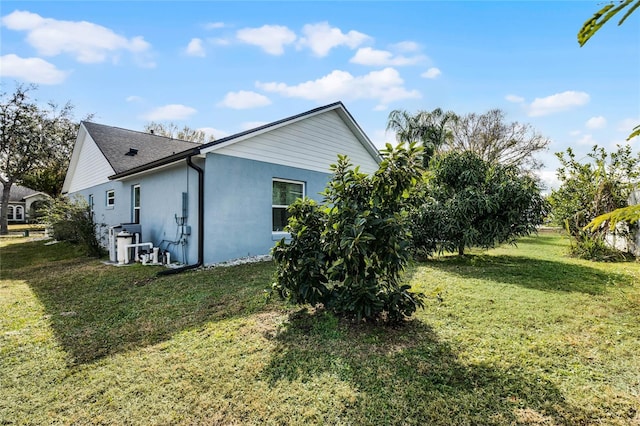 view of side of property featuring a yard