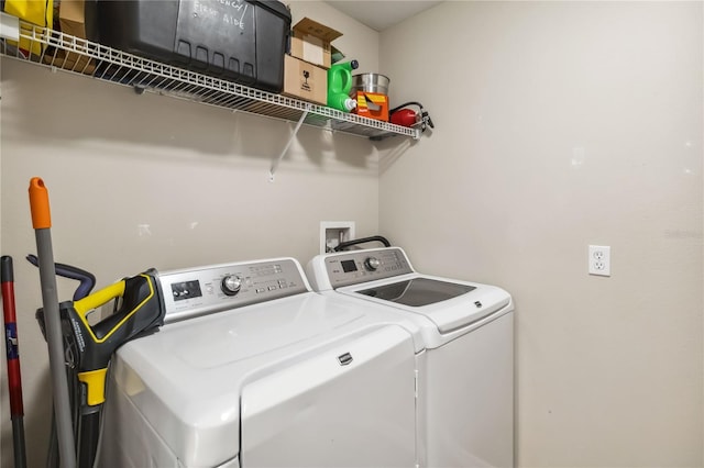 washroom featuring washing machine and clothes dryer