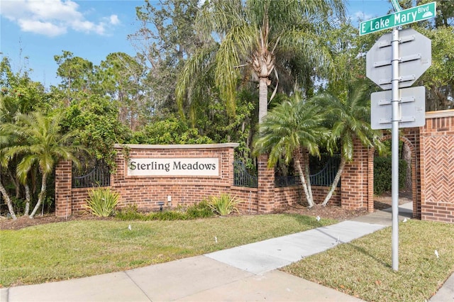 community sign featuring a yard