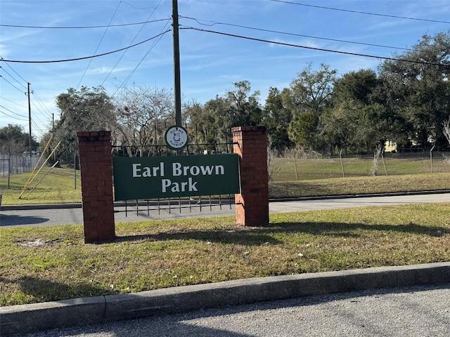 community sign featuring a yard