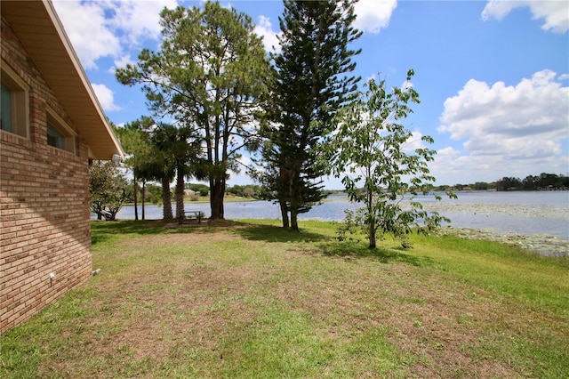 view of yard featuring a water view