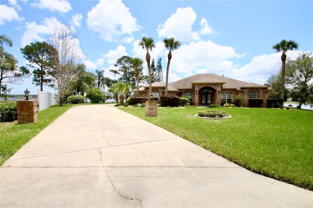 view of front of home featuring a front yard