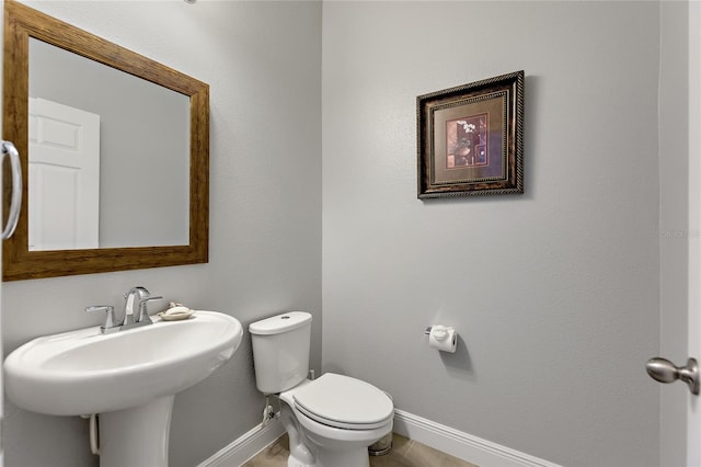 bathroom featuring sink and toilet