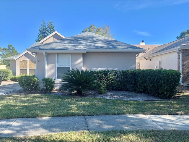 view of front facade with a front yard