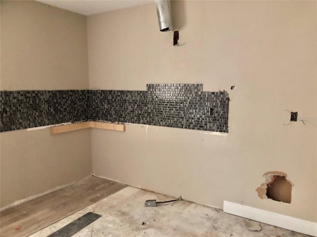 bathroom featuring concrete flooring