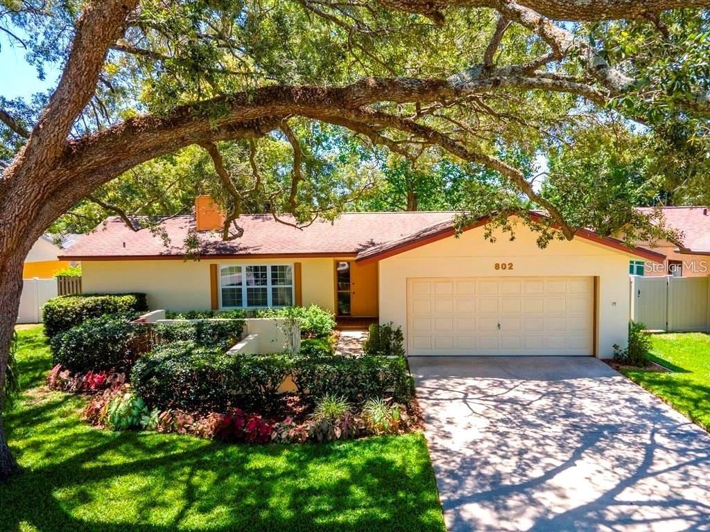 802 Gateway Ln, Tampa, FL 33613 - single story home with a garage and a front yard