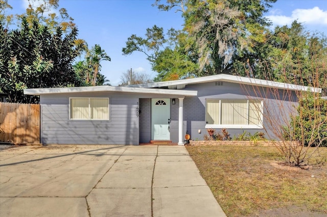 single story home with a front lawn