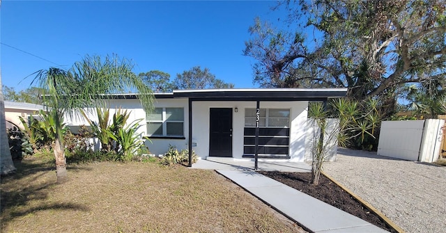 view of front facade with a carport