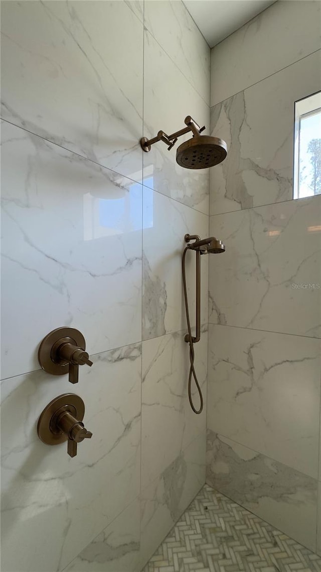 bathroom featuring tiled shower