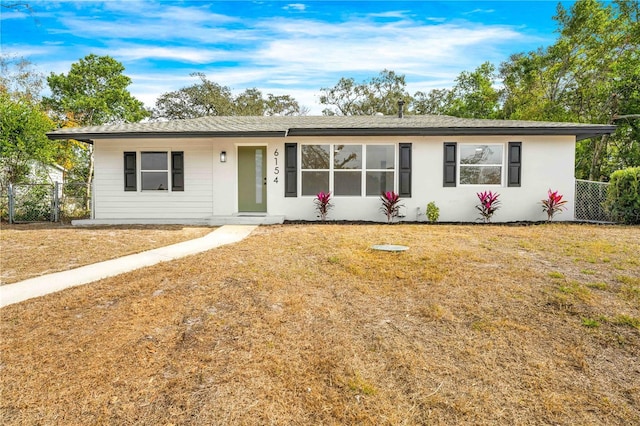 single story home featuring a front yard