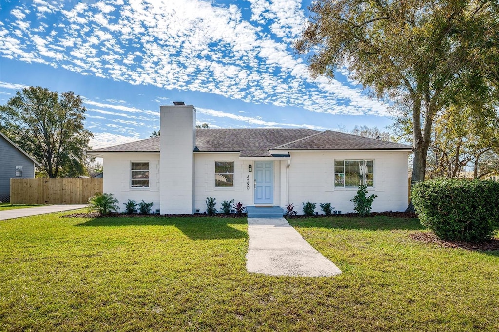 ranch-style home featuring a front lawn