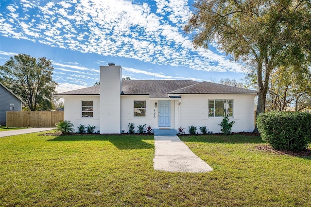 ranch-style home featuring a front lawn