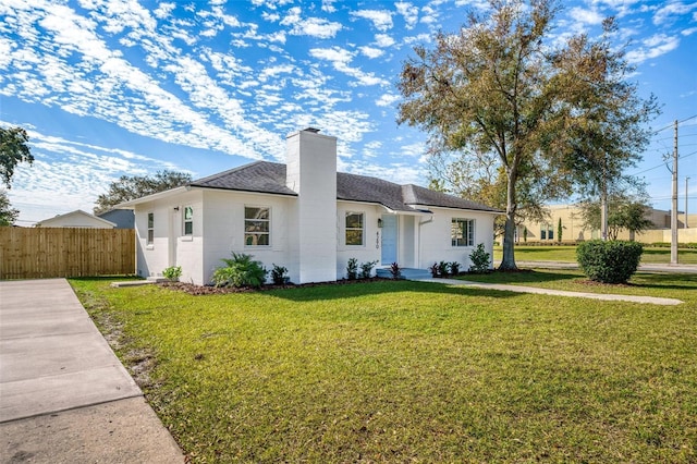 view of front of property featuring a front yard