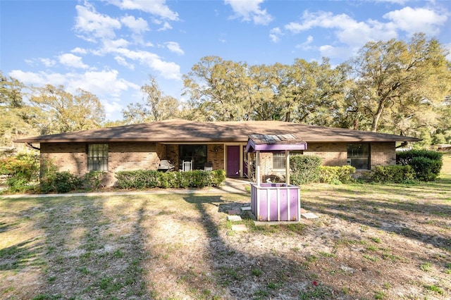 ranch-style home featuring a front lawn